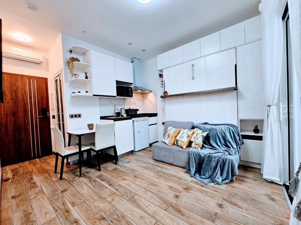 - une cuisine avec un canapé et une table dans une chambre dans l'établissement Perle Maritime Studio 3 Proche mer wifi clim, à Cagnes-sur-Mer