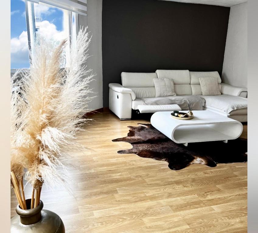 salon z białą kanapą i stołem w obiekcie Apartamento a 2 min de playa w mieście Calpe