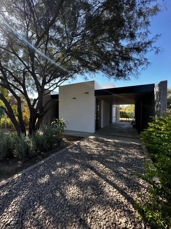 une maison moderne avec un garage et une allée. dans l'établissement Casa del cerro 1 - Three Houses, à La Rioja