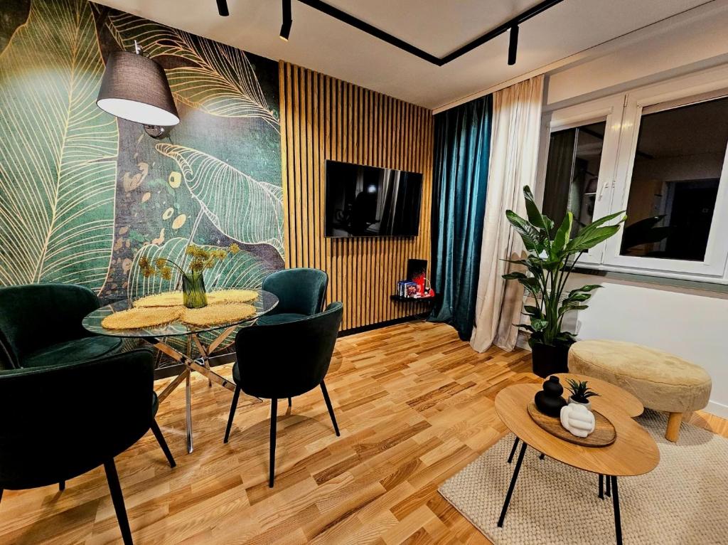 - un salon avec une table et des chaises dans l'établissement Eddie's Luxury Apartments, à Gliwice