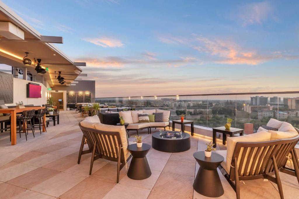 un patio en la azotea con muebles y vistas a la ciudad en JW Marriott, Anaheim Resort en Anaheim