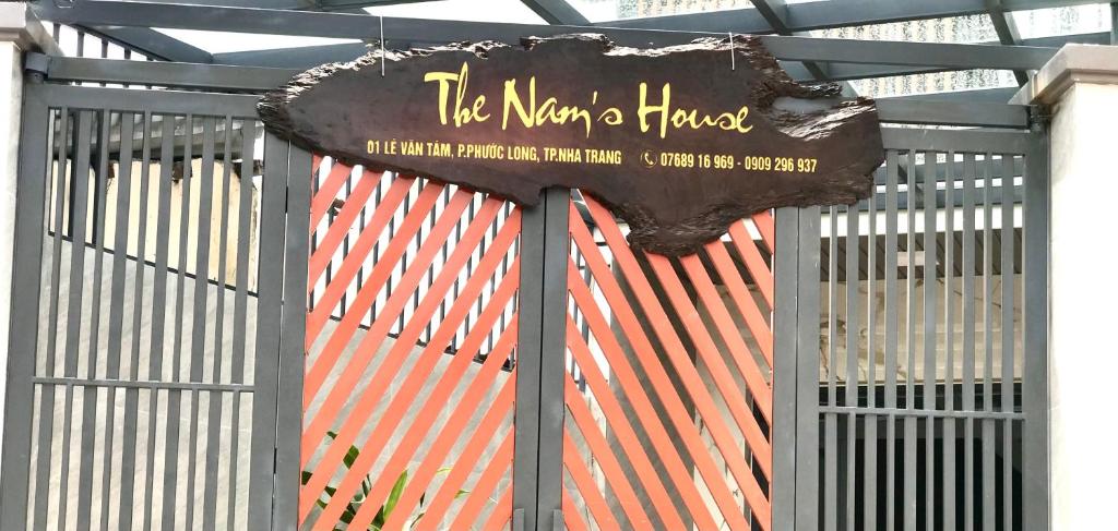 ein Schild an einem Tor vor einem Zaun in der Unterkunft The Nam’s House-Nha Trang in Nha Trang