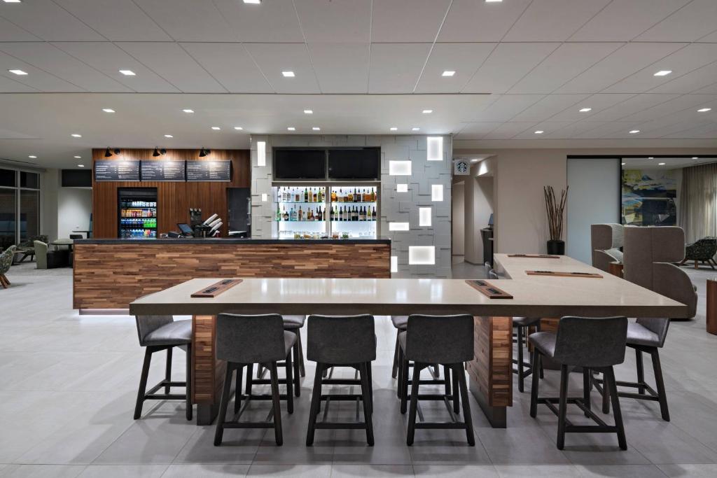 une grande salle à manger avec une grande table et des chaises dans l'établissement Courtyard by Marriott Jackson Madison, à Madison