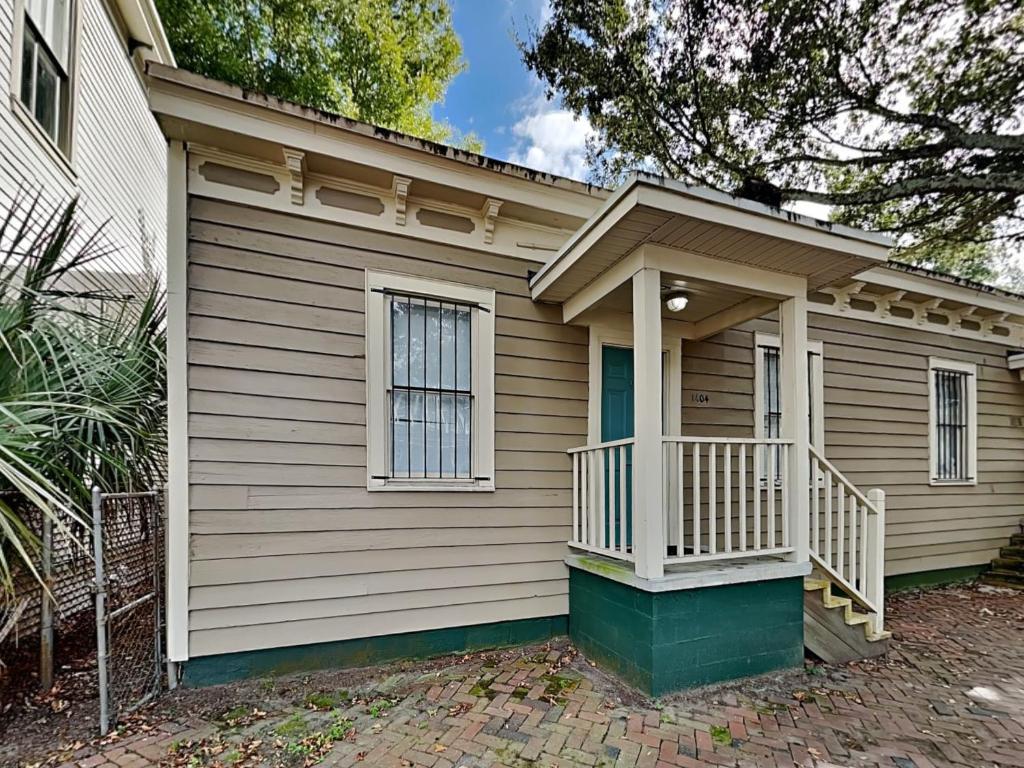 Casa pequeña con porche y balcón en Barnard Row 1404 en Savannah