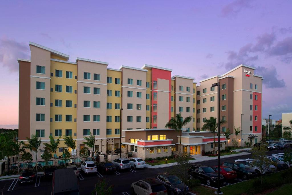um grande edifício com carros estacionados num parque de estacionamento em Residence Inn by Marriott Miami Airport West/Doral em Miami