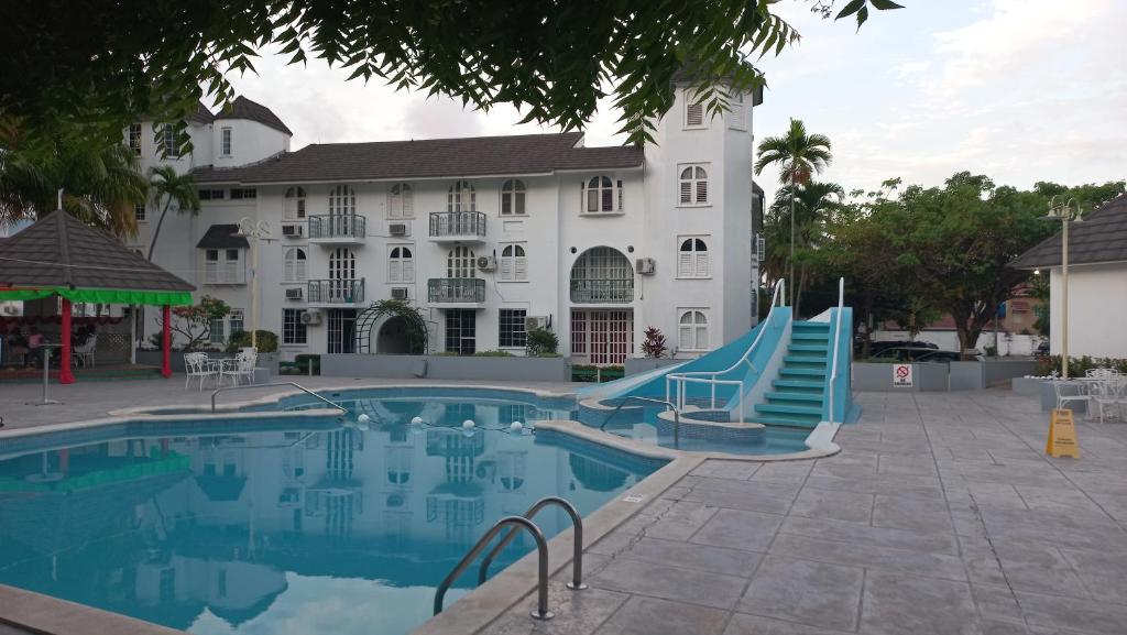un hotel con piscina y un edificio en Beach 1 Bedroom 32, en Ocho Ríos