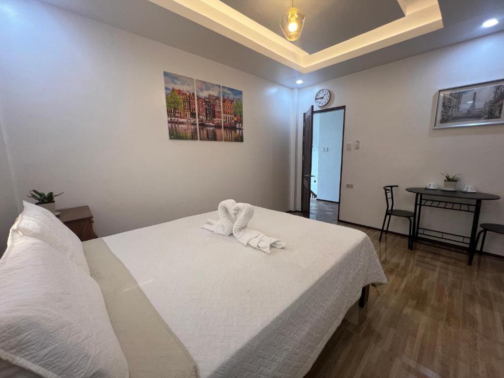 Postel nebo postele na pokoji v ubytování RICH-VANIA SUITES