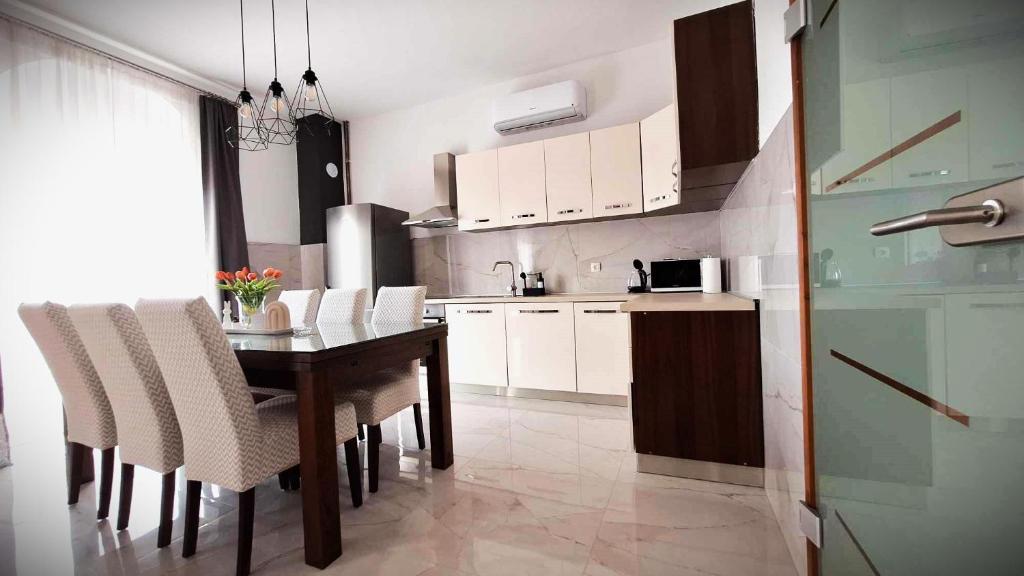 Kuchyň nebo kuchyňský kout v ubytování Kosante - luxury apartment - 150 m2 with fitness room