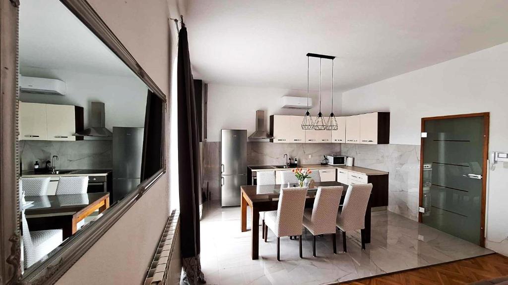 Kuchyň nebo kuchyňský kout v ubytování Kosante - luxury apartment - 150 m2 with fitness room
