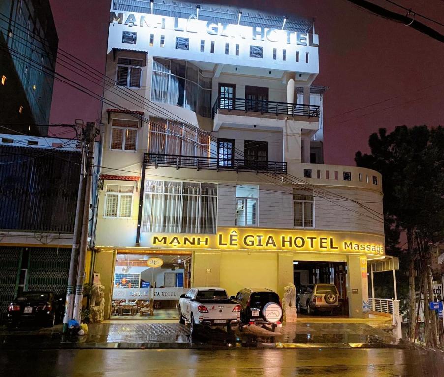 a building with cars parked in front of it at MẠNH LÊ GIA HOTEL in Plei Brel (2)