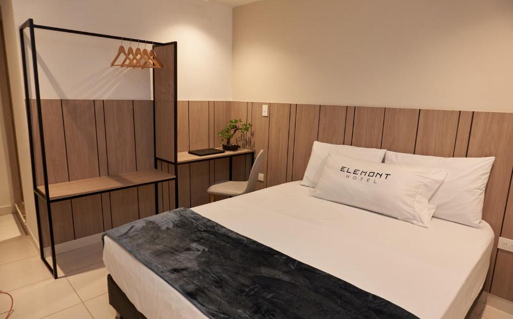 ein Schlafzimmer mit einem Bett mit einem Kissen darauf in der Unterkunft Elemont Hotel in Medellín