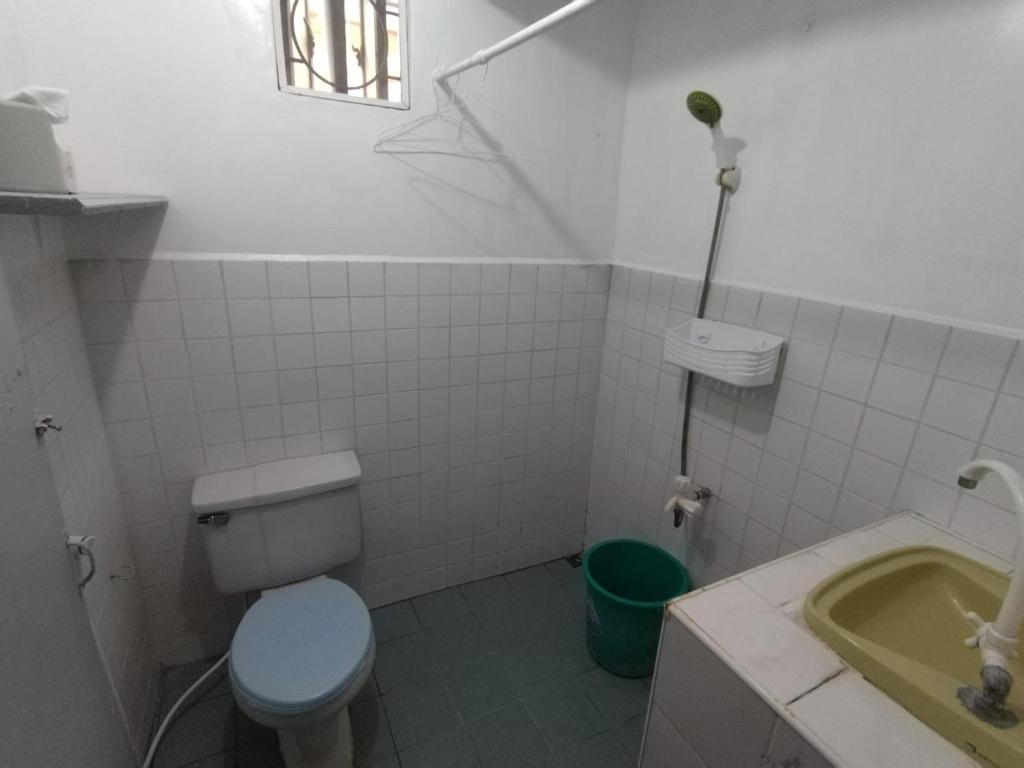 bagno con servizi igienici e lavandino di SJ Transient House a San Fernando