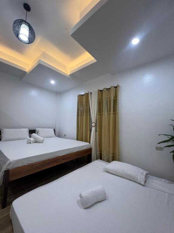 Postel nebo postele na pokoji v ubytování RICH-VANIA SUITES