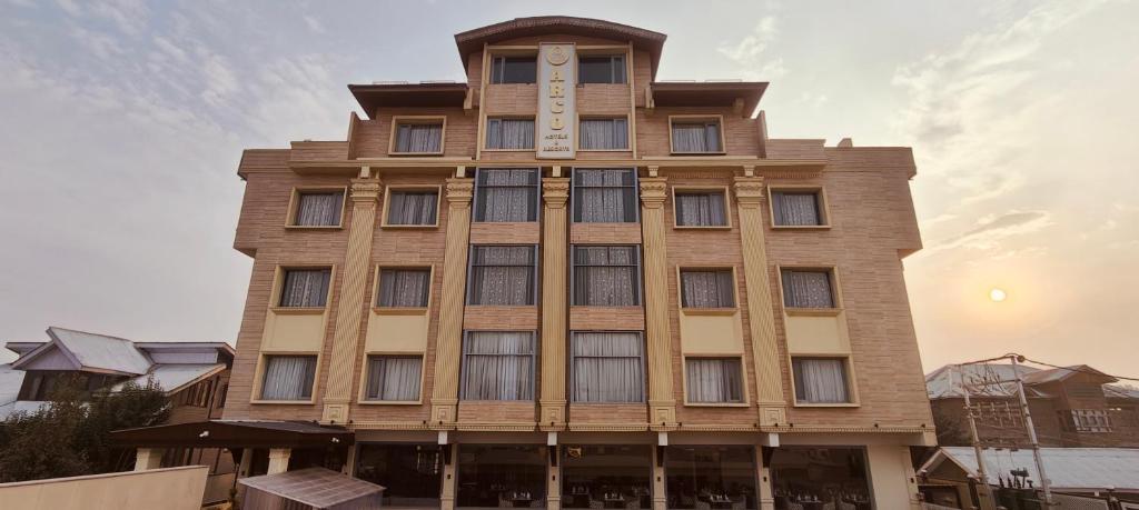 um edifício alto com um relógio em cima em ARCO Hotels and Resorts Srinagar em Srinagar