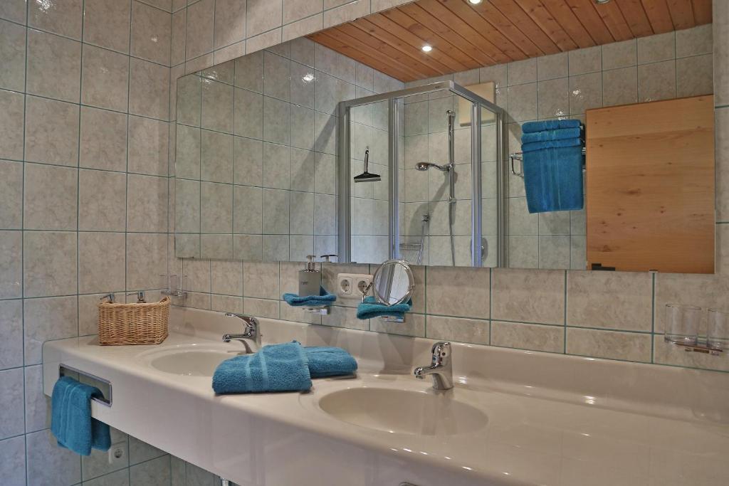 A bathroom at Landhaus Schneider