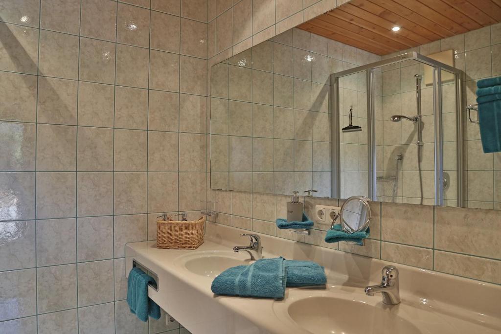 A bathroom at Landhaus Schneider
