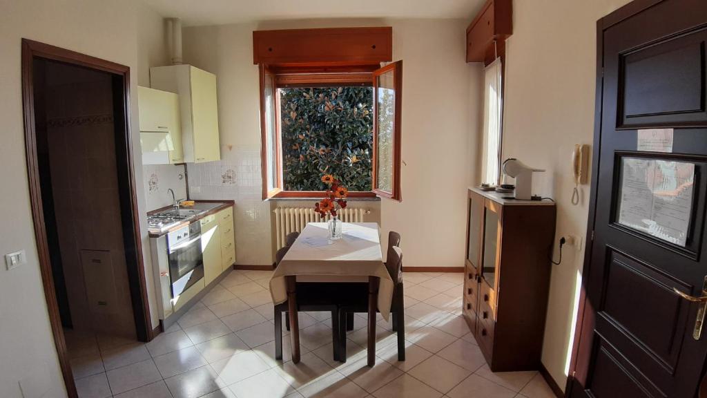 una pequeña cocina con mesa y ventana en Villa Gaudi, en Cornegliano Laudense