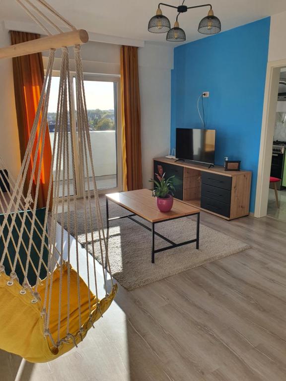 sala de estar con hamaca y TV en Apartament Mara Centru, en Alba Iulia