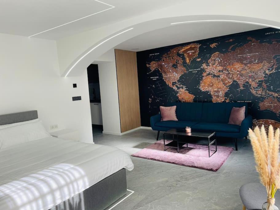 ウィーンにあるHagenauer Houseのベッドルーム1室(青いソファ、地図壁付)