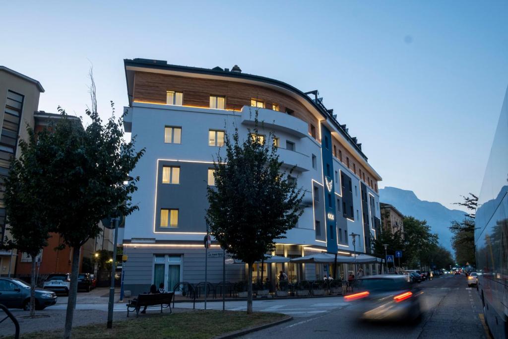 un edificio al lado de una calle de la ciudad en Hotel Everest, en Trento