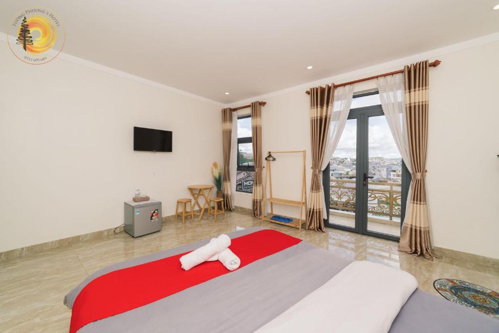1 dormitorio con 1 cama grande con manta roja en ALEX HOTEL - Tường Phương, en Da Lat