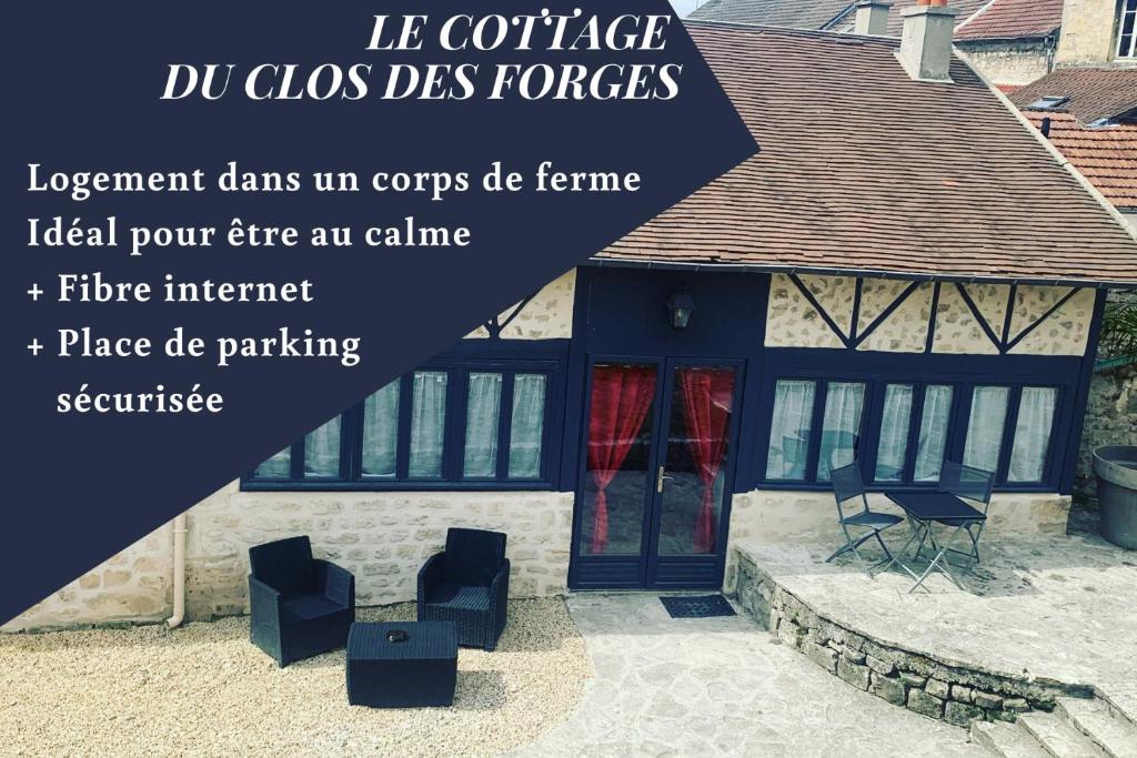 une maison avec une porte bleue et des chaises sur une terrasse dans l'établissement Le cottage du clos des Forges, à Saint-Leu-dʼEsserent