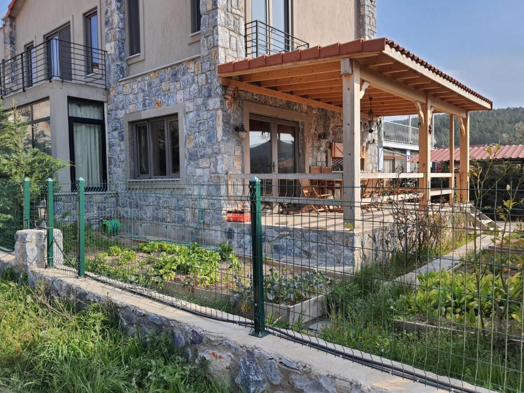 drewniana pergola na boku domu w obiekcie Bodrum villa w mieście Milas