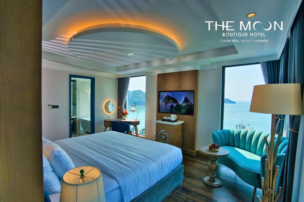 um quarto de hotel com uma cama e uma cadeira em The Moon Boutique Hotel Cat Ba em Ilha de Cát Bà