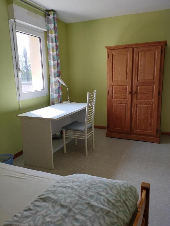 - une chambre avec un bureau, un lit et une fenêtre dans l'établissement Chambre indépendante, à Caen