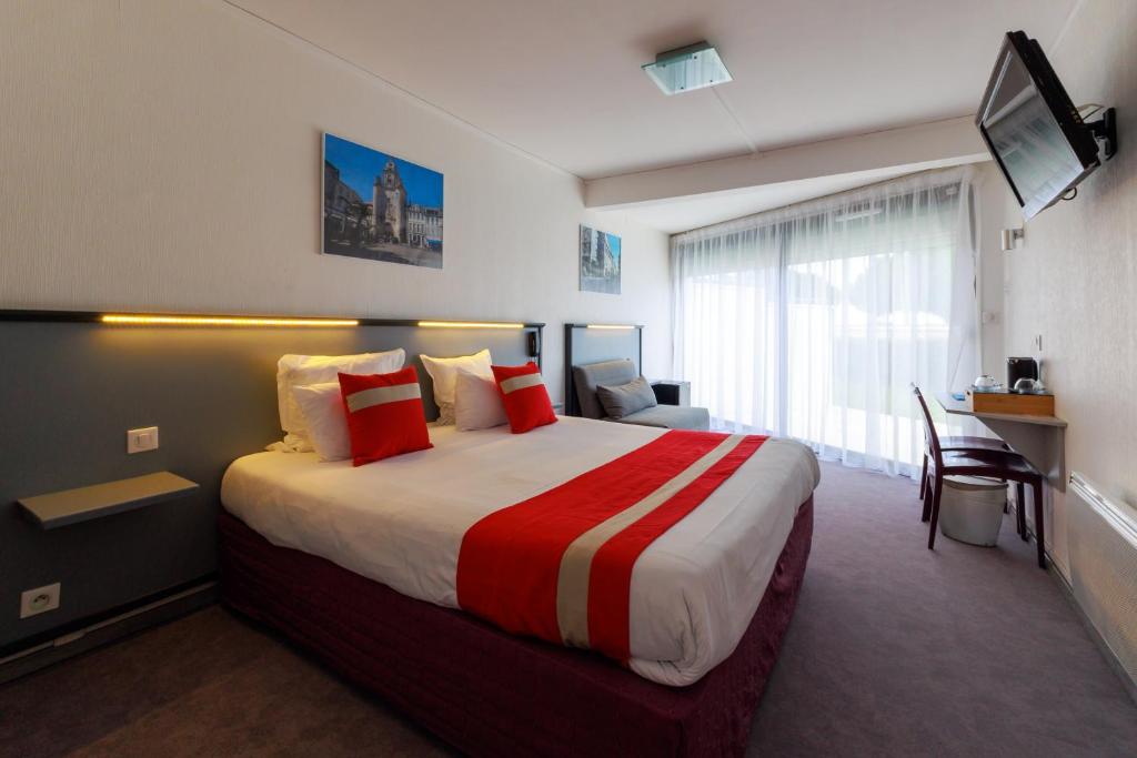 Кровать или кровати в номере Logis Hôtel Le Rochelois