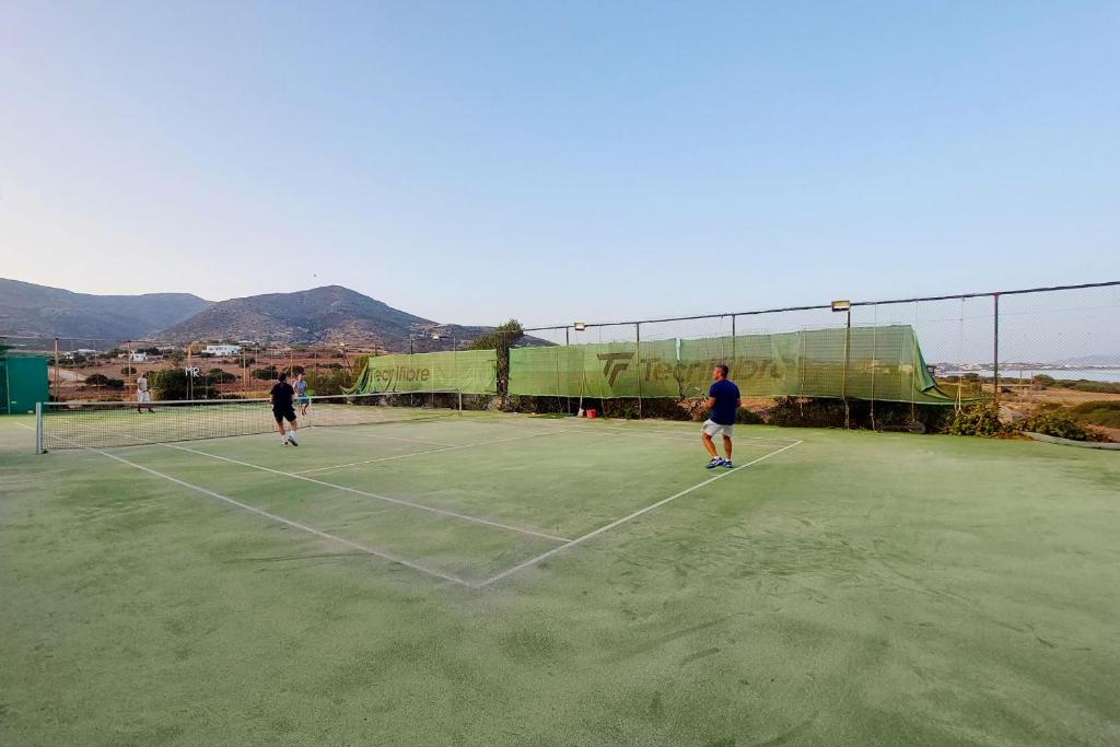 Tenis a/nebo squash v ubytování Martineli Residence - A Beachfront Estate nebo okolí