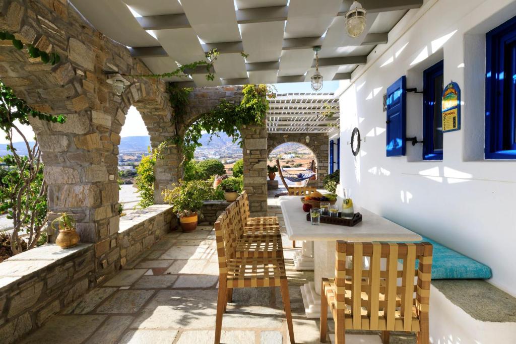 Posezení v ubytování Martineli Residence - A Beachfront Estate