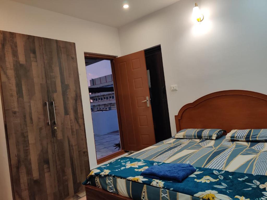 Postel nebo postele na pokoji v ubytování SkyHouse Homestay