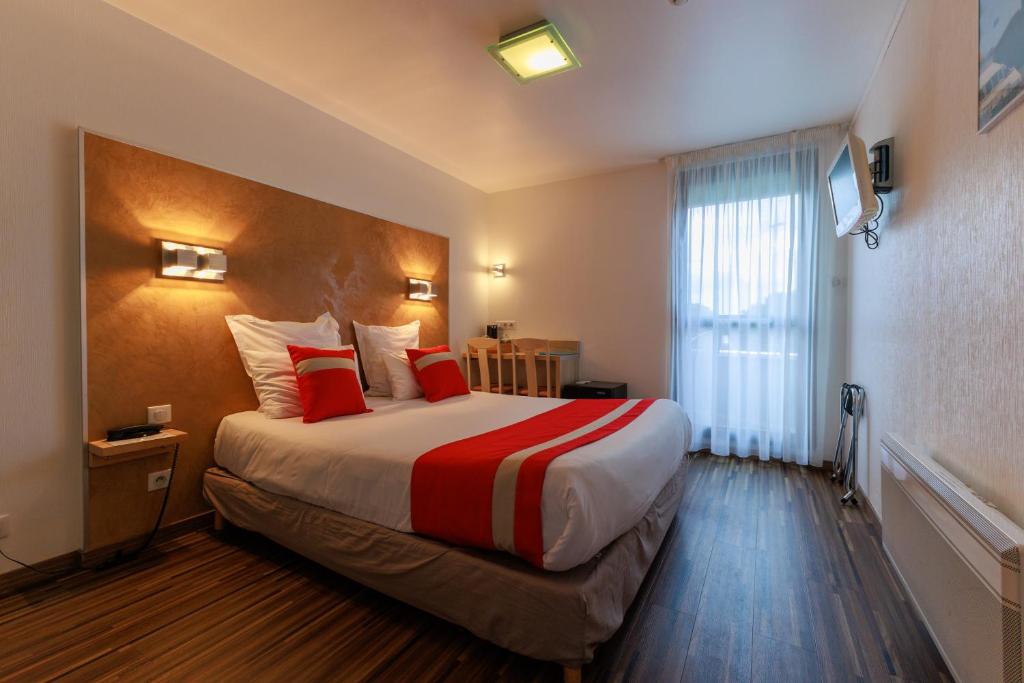 Кровать или кровати в номере Logis Hôtel Le Rochelois
