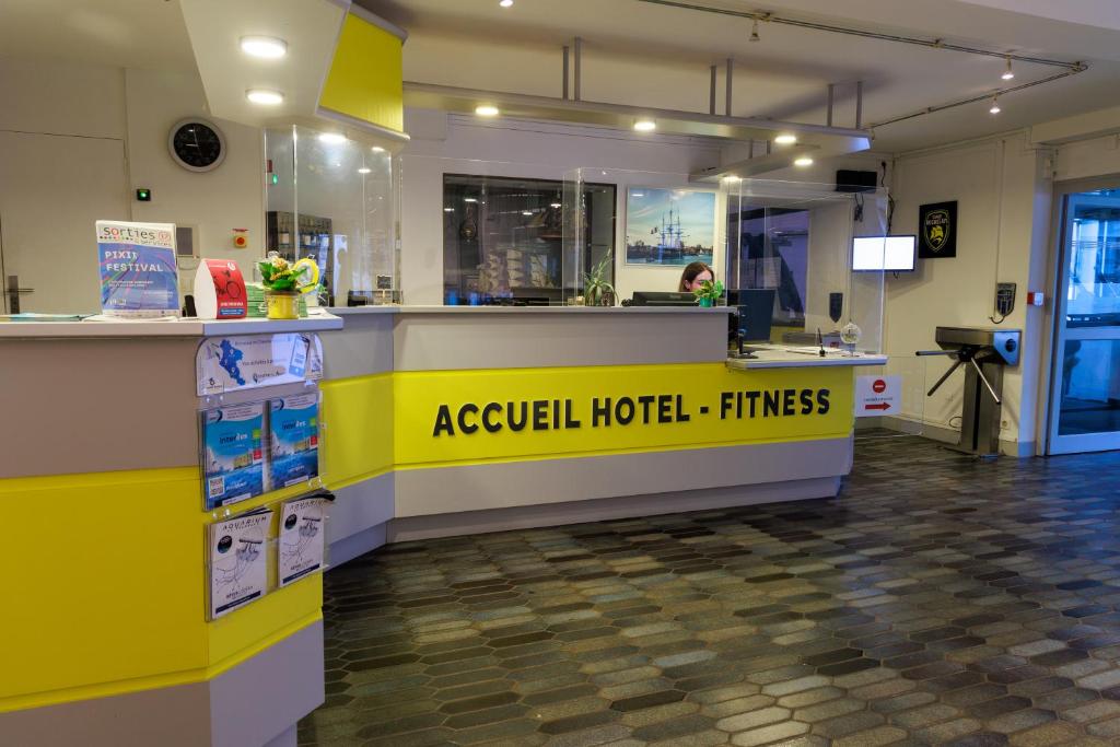 Лобби или стойка регистрации в Logis Hôtel Le Rochelois