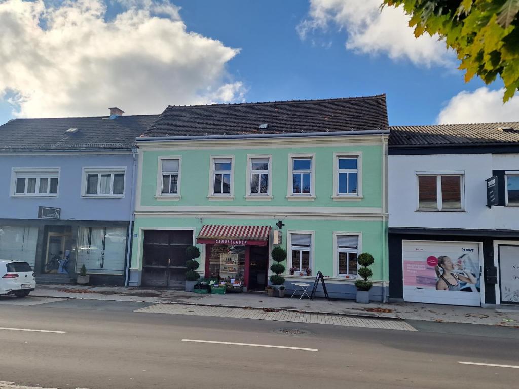 un edificio al lado de una calle en City Loft Stegersbach, en Stegersbach