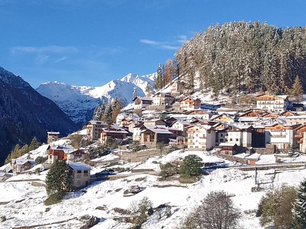 a small village in the snow on a mountain at Un balcone sulla Val di Pejo in Peio