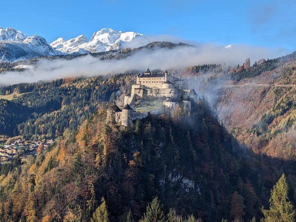 een kasteel op de top van een berg in de bergen bij Haus Biechl mit Blick auf die Burg Hohenwerfen in Pfarrwerfen