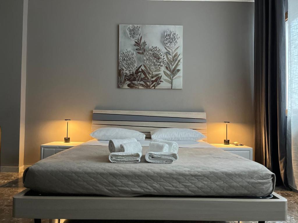 ein Schlafzimmer mit einem Bett mit zwei Handtüchern darauf in der Unterkunft Davis Apartment in Brindisi