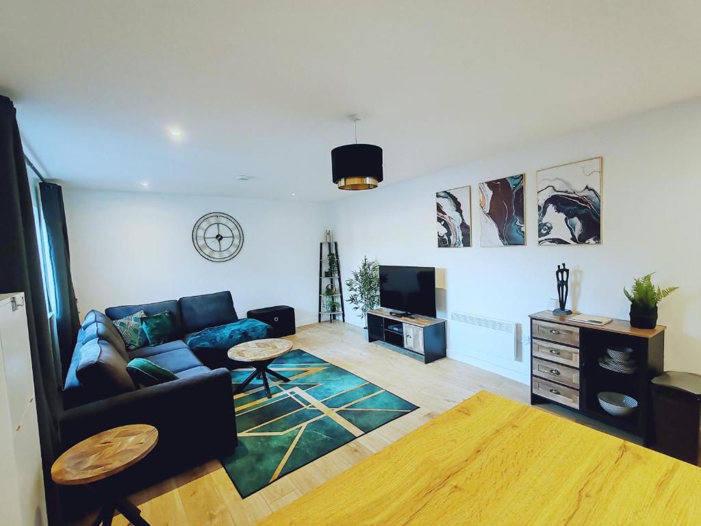 uma sala de estar com um sofá e uma mesa em Freame House Loft Cosy Easter Getaway Christchurch em Christchurch