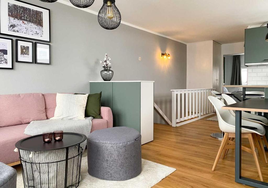 Posezení v ubytování Charmante Ferienwohnung mit Sauna und Schwimmbad im zauberhaften Bayerischen Wald