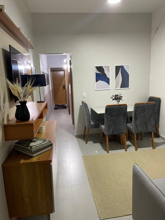 ein Wohnzimmer mit einem Tisch und einem Esszimmer in der Unterkunft The best ap in Rio de Janeiro