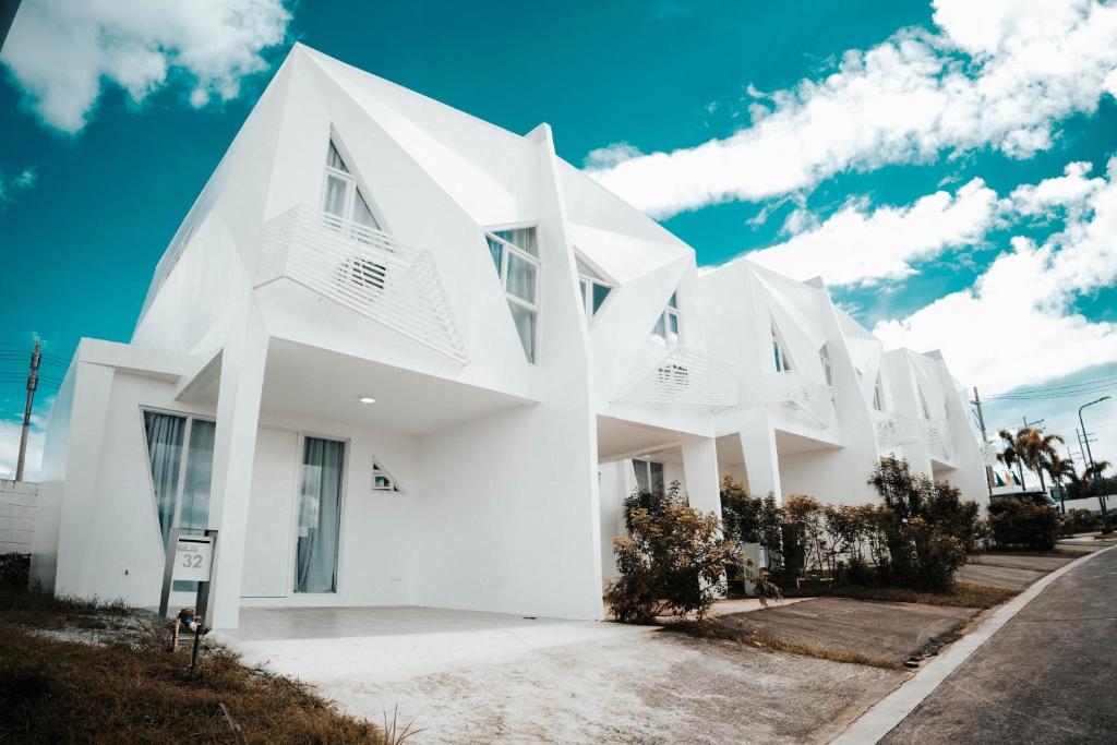 ein weißes Haus mit weißer Architektur in der Unterkunft R'Holistay Commune Village near WEDDING CHURCHES in Nasugbu