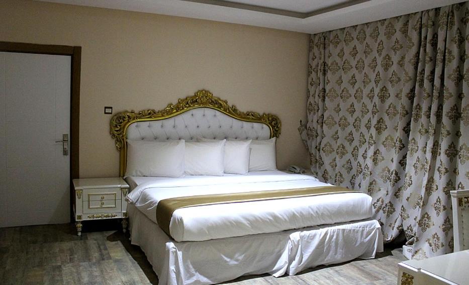 Postel nebo postele na pokoji v ubytování Ellyxville Hotel