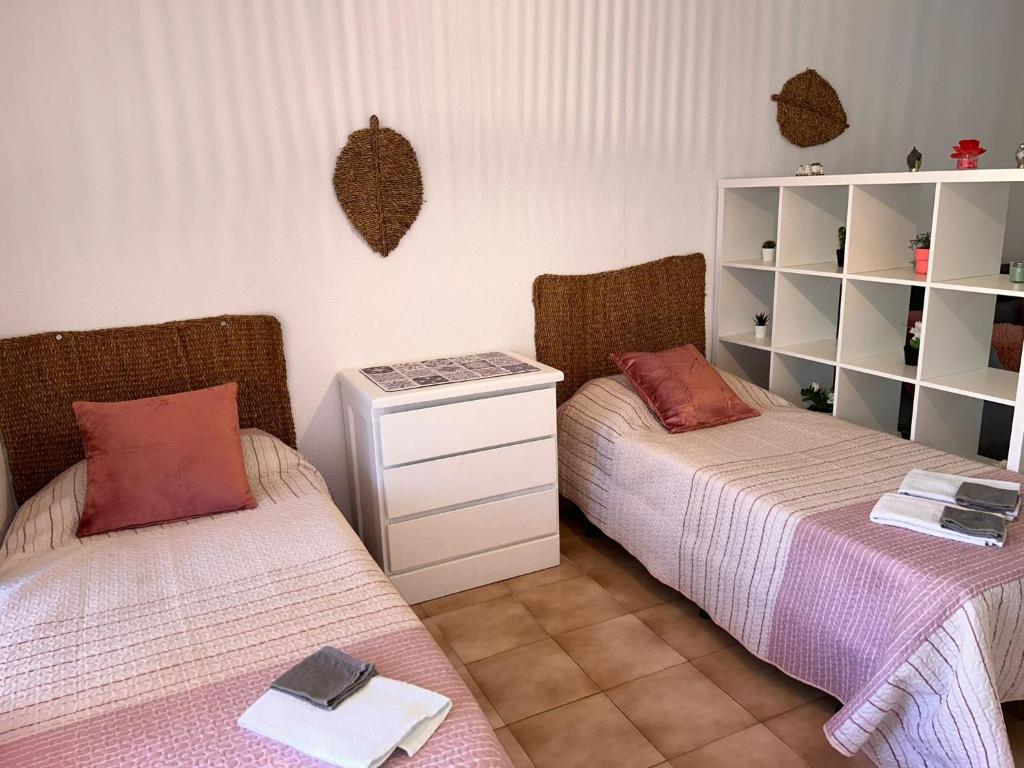 dwa łóżka ustawione obok siebie w pokoju w obiekcie Castle 411 w mieście Los Cristianos