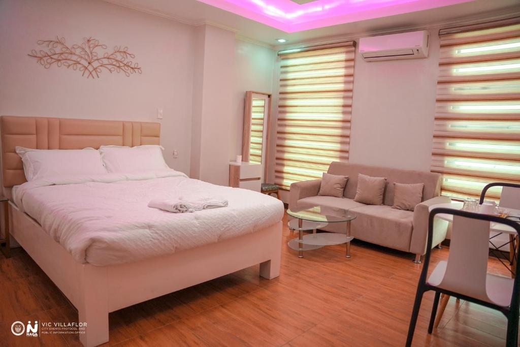 Postel nebo postele na pokoji v ubytování SouthPark Hotel Naga
