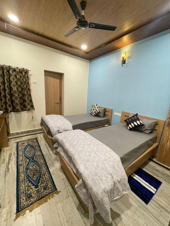Postel nebo postele na pokoji v ubytování Tattva Paying guesthouse
