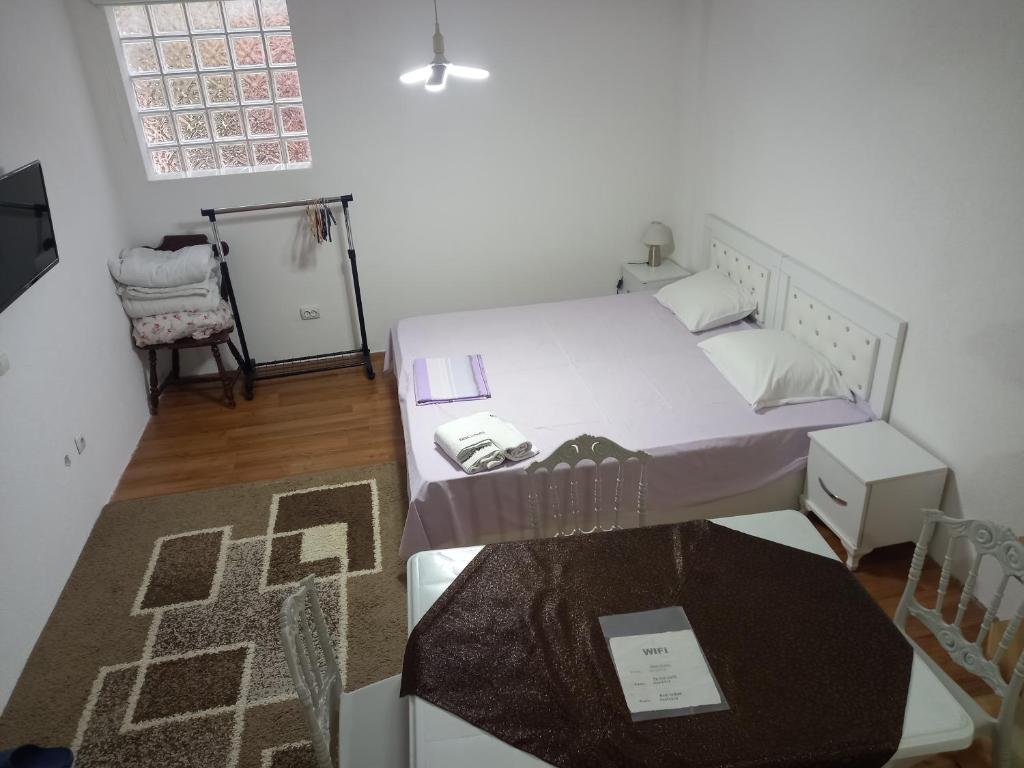 Postel nebo postele na pokoji v ubytování Deni house
