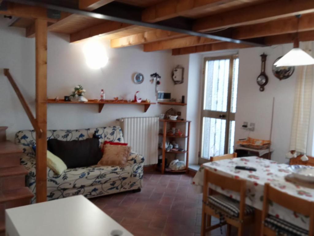 uma sala de estar com um sofá e uma mesa em Terratetto 90 mtq 10 posti letto em SantʼAnna Pelago