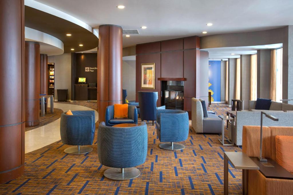 un vestíbulo de hotel con sillas y mesas azules en Courtyard Boston-South Boston, en Boston